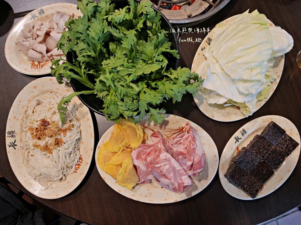 草屯長疆炭燒羊肉爐︱草屯冬令進補羊肉爐，宵夜與聚餐首選推薦，千元套餐內含多種食材高CP值，帶骨羊肉、甘蔗、老薑在炭火熬煮下，編織出濃郁醇厚又暖心的好湯頭～