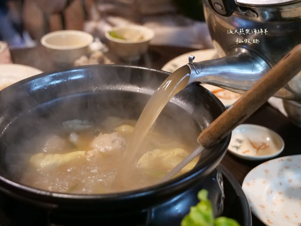 草屯長疆炭燒羊肉爐︱草屯冬令進補羊肉爐，宵夜與聚餐首選推薦，千元套餐內含多種食材高CP值，帶骨羊肉、甘蔗、老薑在炭火熬煮下，編織出濃郁醇厚又暖心的好湯頭～