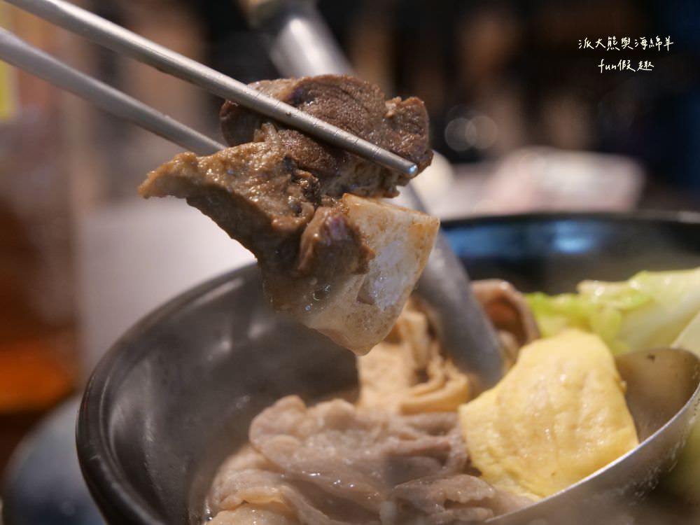 草屯長疆炭燒羊肉爐︱草屯冬令進補羊肉爐，宵夜與聚餐首選推薦，千元套餐內含多種食材高CP值，帶骨羊肉、甘蔗、老薑在炭火熬煮下，編織出濃郁醇厚又暖心的好湯頭～