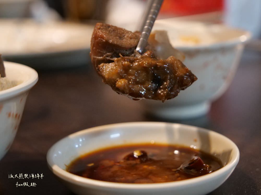 草屯長疆炭燒羊肉爐︱草屯冬令進補羊肉爐，宵夜與聚餐首選推薦，千元套餐內含多種食材高CP值，帶骨羊肉、甘蔗、老薑在炭火熬煮下，編織出濃郁醇厚又暖心的好湯頭～