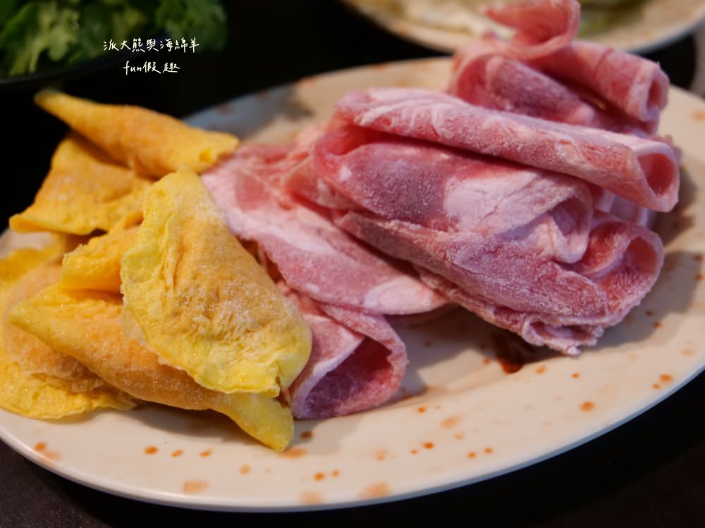 草屯長疆炭燒羊肉爐︱草屯冬令進補羊肉爐，宵夜與聚餐首選推薦，千元套餐內含多種食材高CP值，帶骨羊肉、甘蔗、老薑在炭火熬煮下，編織出濃郁醇厚又暖心的好湯頭～