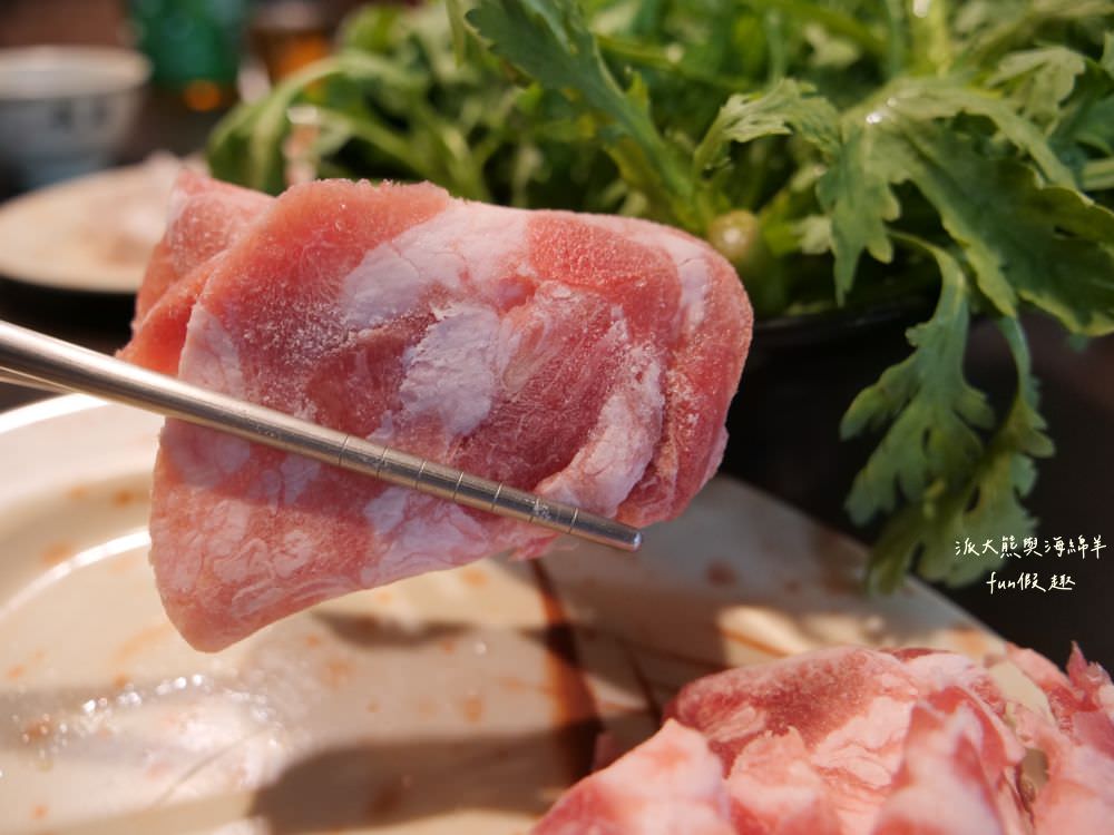 草屯長疆炭燒羊肉爐︱草屯冬令進補羊肉爐，宵夜與聚餐首選推薦，千元套餐內含多種食材高CP值，帶骨羊肉、甘蔗、老薑在炭火熬煮下，編織出濃郁醇厚又暖心的好湯頭～