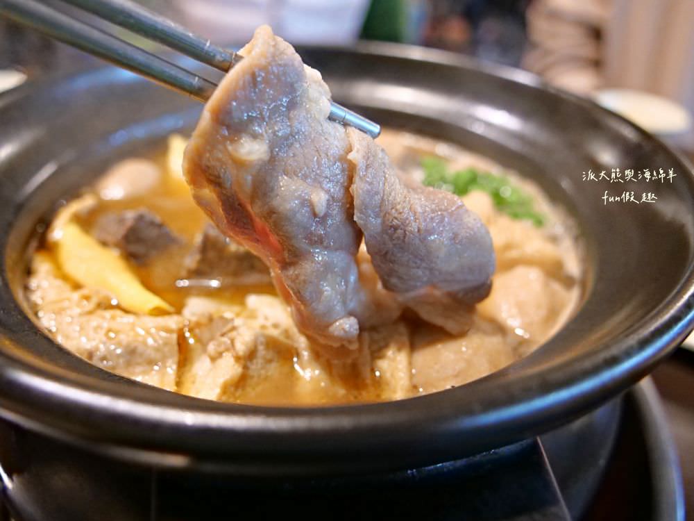 草屯長疆炭燒羊肉爐︱草屯冬令進補羊肉爐，宵夜與聚餐首選推薦，千元套餐內含多種食材高CP值，帶骨羊肉、甘蔗、老薑在炭火熬煮下，編織出濃郁醇厚又暖心的好湯頭～