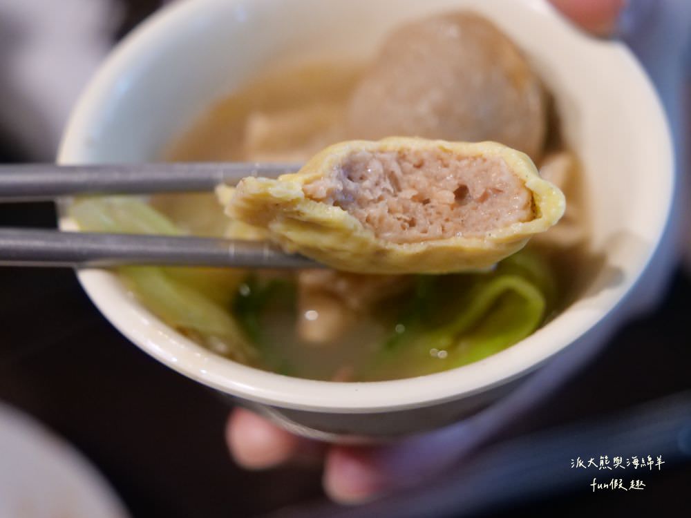 草屯長疆炭燒羊肉爐︱草屯冬令進補羊肉爐，宵夜與聚餐首選推薦，千元套餐內含多種食材高CP值，帶骨羊肉、甘蔗、老薑在炭火熬煮下，編織出濃郁醇厚又暖心的好湯頭～
