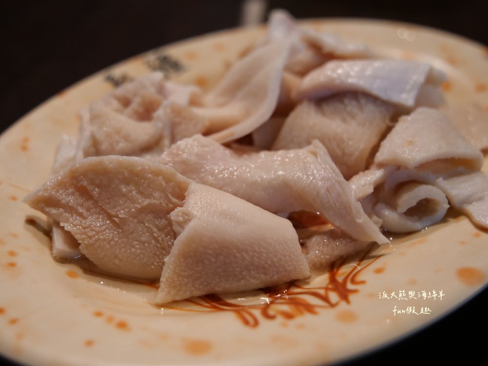草屯長疆炭燒羊肉爐︱草屯冬令進補羊肉爐，宵夜與聚餐首選推薦，千元套餐內含多種食材高CP值，帶骨羊肉、甘蔗、老薑在炭火熬煮下，編織出濃郁醇厚又暖心的好湯頭～