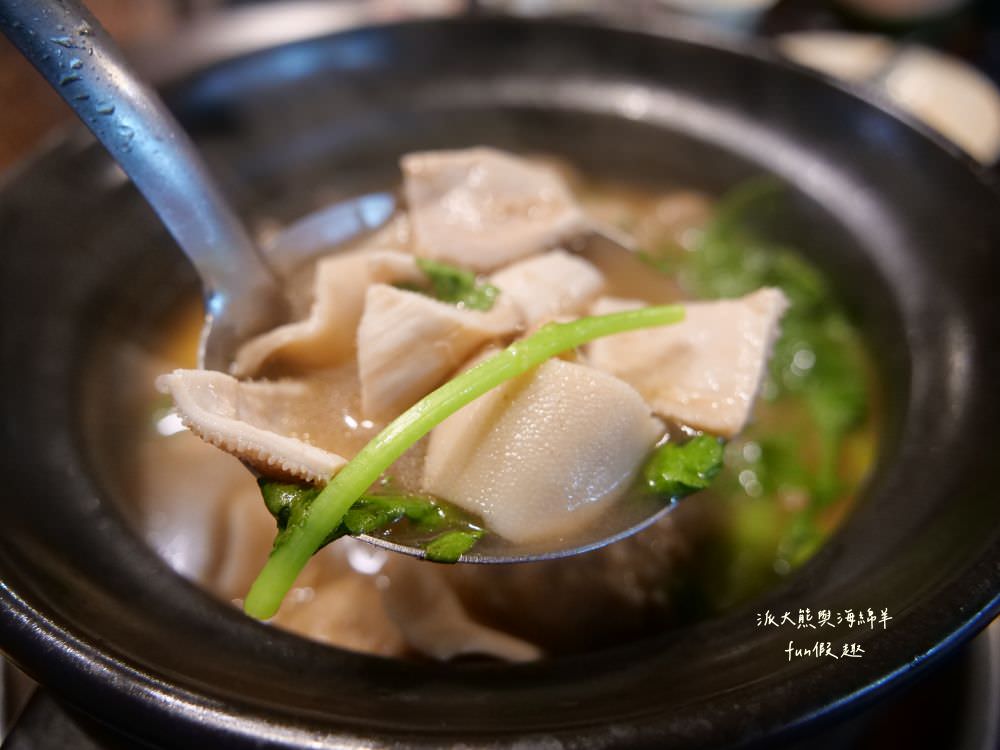 草屯長疆炭燒羊肉爐︱草屯冬令進補羊肉爐，宵夜與聚餐首選推薦，千元套餐內含多種食材高CP值，帶骨羊肉、甘蔗、老薑在炭火熬煮下，編織出濃郁醇厚又暖心的好湯頭～