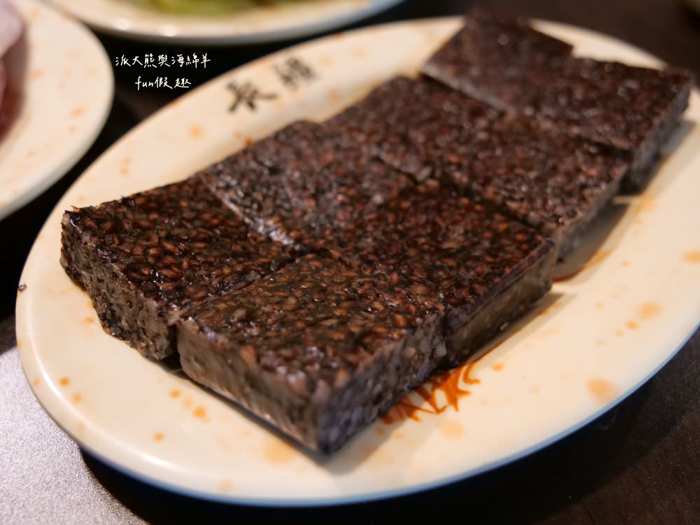 草屯長疆炭燒羊肉爐︱草屯冬令進補羊肉爐，宵夜與聚餐首選推薦，千元套餐內含多種食材高CP值，帶骨羊肉、甘蔗、老薑在炭火熬煮下，編織出濃郁醇厚又暖心的好湯頭～