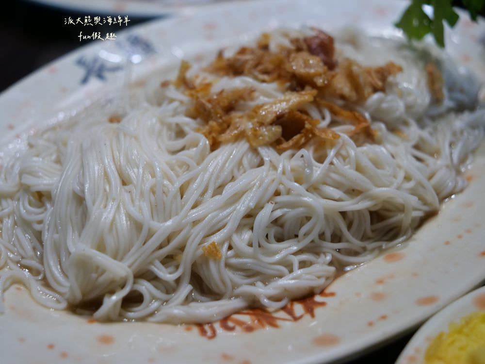 草屯長疆炭燒羊肉爐︱草屯冬令進補羊肉爐，宵夜與聚餐首選推薦，千元套餐內含多種食材高CP值，帶骨羊肉、甘蔗、老薑在炭火熬煮下，編織出濃郁醇厚又暖心的好湯頭～