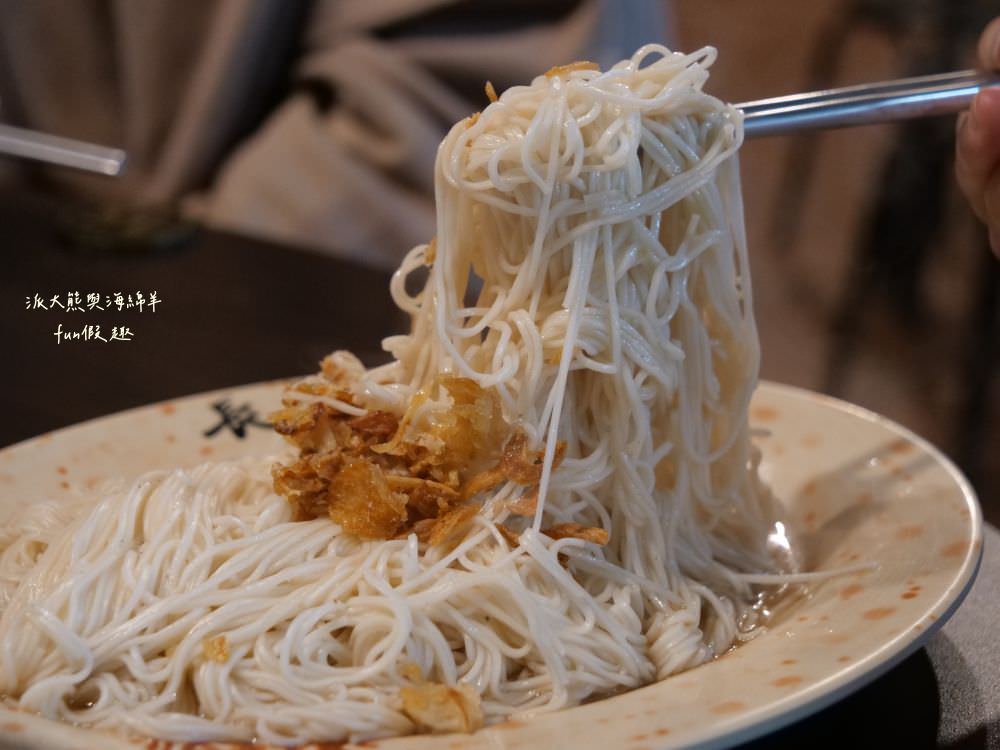 草屯長疆炭燒羊肉爐︱草屯冬令進補羊肉爐，宵夜與聚餐首選推薦，千元套餐內含多種食材高CP值，帶骨羊肉、甘蔗、老薑在炭火熬煮下，編織出濃郁醇厚又暖心的好湯頭～