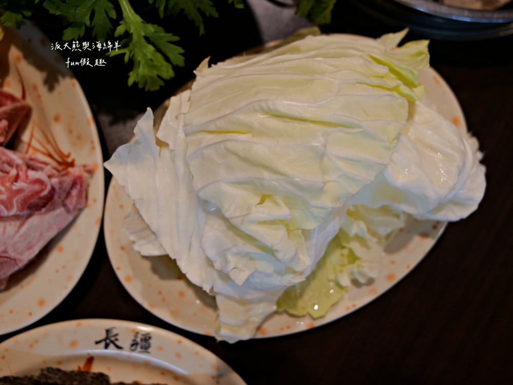 草屯長疆炭燒羊肉爐︱草屯冬令進補羊肉爐，宵夜與聚餐首選推薦，千元套餐內含多種食材高CP值，帶骨羊肉、甘蔗、老薑在炭火熬煮下，編織出濃郁醇厚又暖心的好湯頭～