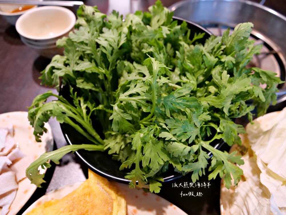 草屯長疆炭燒羊肉爐︱草屯冬令進補羊肉爐，宵夜與聚餐首選推薦，千元套餐內含多種食材高CP值，帶骨羊肉、甘蔗、老薑在炭火熬煮下，編織出濃郁醇厚又暖心的好湯頭～