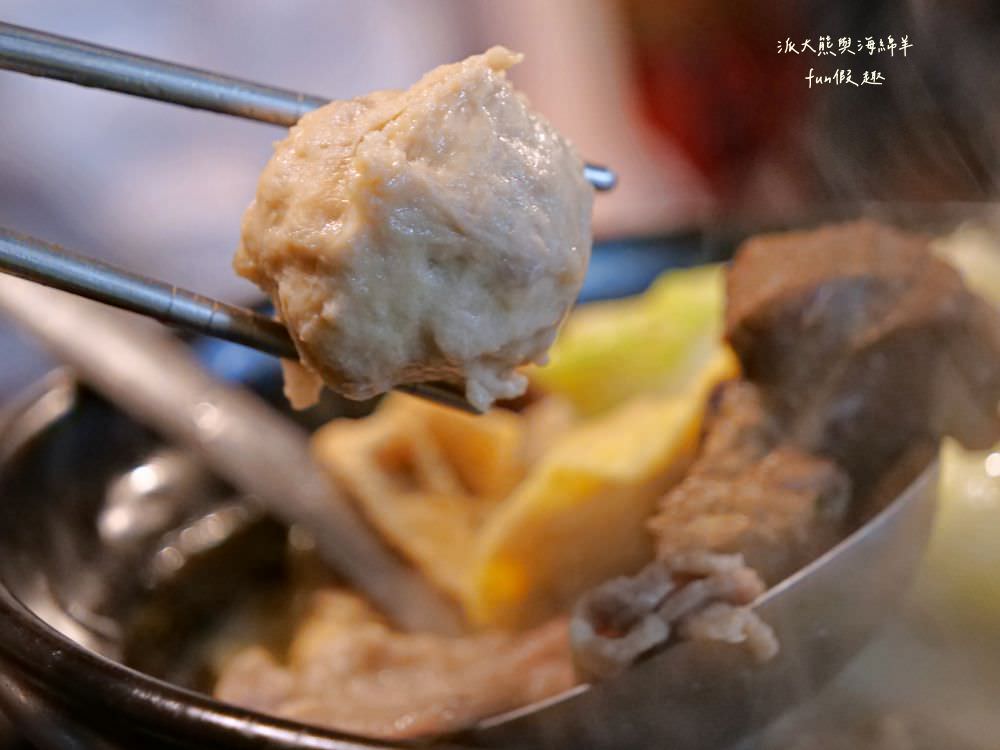 草屯長疆炭燒羊肉爐︱草屯冬令進補羊肉爐，宵夜與聚餐首選推薦，千元套餐內含多種食材高CP值，帶骨羊肉、甘蔗、老薑在炭火熬煮下，編織出濃郁醇厚又暖心的好湯頭～