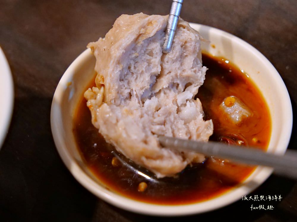 草屯長疆炭燒羊肉爐︱草屯冬令進補羊肉爐，宵夜與聚餐首選推薦，千元套餐內含多種食材高CP值，帶骨羊肉、甘蔗、老薑在炭火熬煮下，編織出濃郁醇厚又暖心的好湯頭～