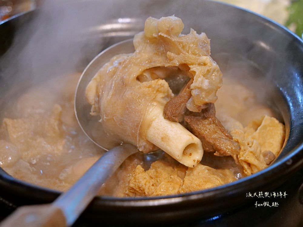 草屯長疆炭燒羊肉爐︱草屯冬令進補羊肉爐，宵夜與聚餐首選推薦，千元套餐內含多種食材高CP值，帶骨羊肉、甘蔗、老薑在炭火熬煮下，編織出濃郁醇厚又暖心的好湯頭～