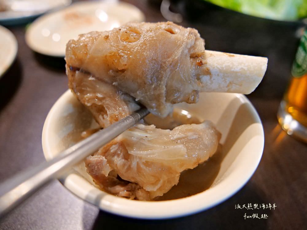 草屯長疆炭燒羊肉爐︱草屯冬令進補羊肉爐，宵夜與聚餐首選推薦，千元套餐內含多種食材高CP值，帶骨羊肉、甘蔗、老薑在炭火熬煮下，編織出濃郁醇厚又暖心的好湯頭～
