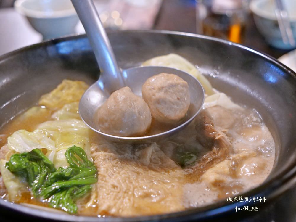 草屯長疆炭燒羊肉爐︱草屯冬令進補羊肉爐，宵夜與聚餐首選推薦，千元套餐內含多種食材高CP值，帶骨羊肉、甘蔗、老薑在炭火熬煮下，編織出濃郁醇厚又暖心的好湯頭～