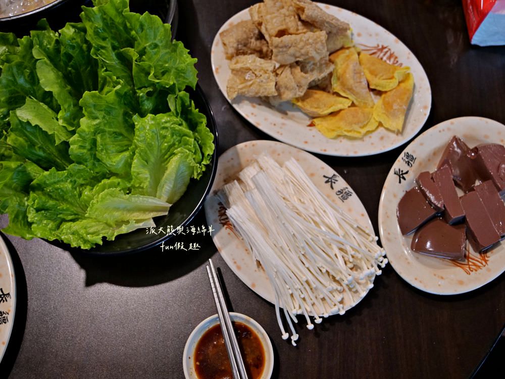 草屯長疆炭燒羊肉爐︱草屯冬令進補羊肉爐，宵夜與聚餐首選推薦，千元套餐內含多種食材高CP值，帶骨羊肉、甘蔗、老薑在炭火熬煮下，編織出濃郁醇厚又暖心的好湯頭～