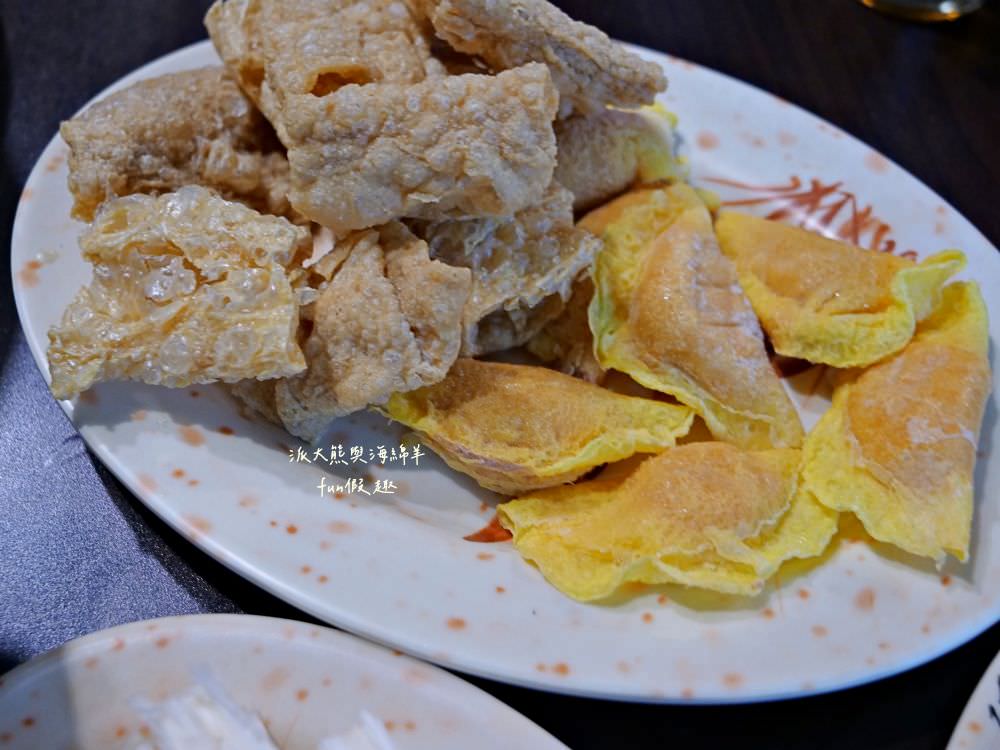 草屯長疆炭燒羊肉爐︱草屯冬令進補羊肉爐，宵夜與聚餐首選推薦，千元套餐內含多種食材高CP值，帶骨羊肉、甘蔗、老薑在炭火熬煮下，編織出濃郁醇厚又暖心的好湯頭～