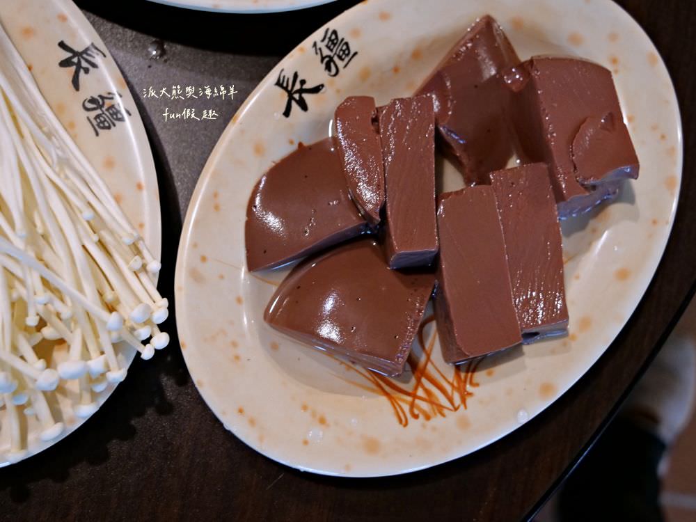 草屯長疆炭燒羊肉爐︱草屯冬令進補羊肉爐，宵夜與聚餐首選推薦，千元套餐內含多種食材高CP值，帶骨羊肉、甘蔗、老薑在炭火熬煮下，編織出濃郁醇厚又暖心的好湯頭～