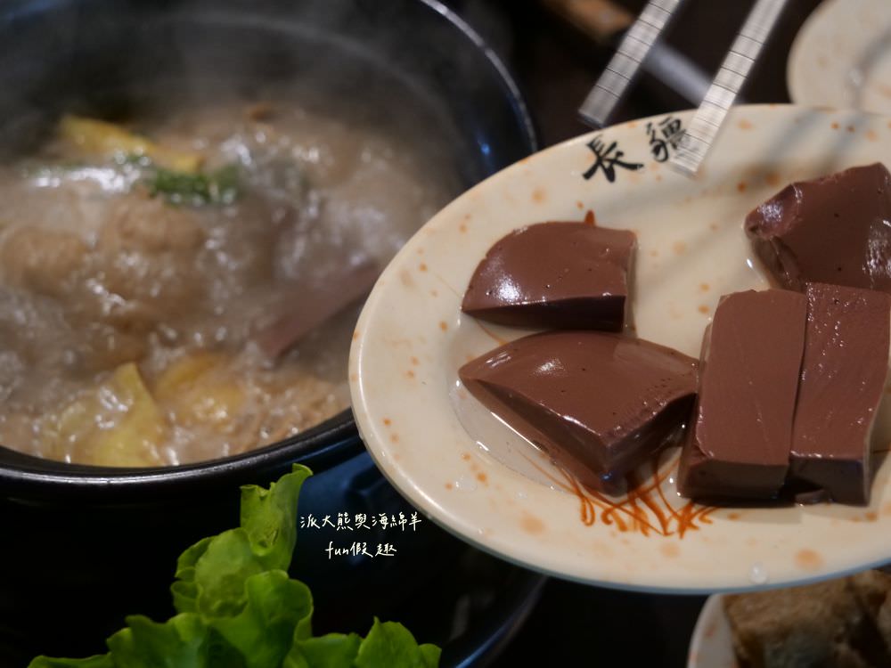 草屯長疆炭燒羊肉爐︱草屯冬令進補羊肉爐，宵夜與聚餐首選推薦，千元套餐內含多種食材高CP值，帶骨羊肉、甘蔗、老薑在炭火熬煮下，編織出濃郁醇厚又暖心的好湯頭～