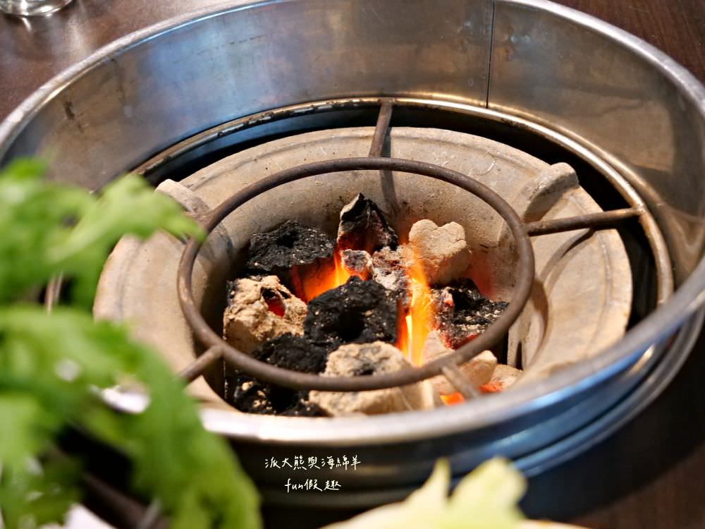 草屯長疆炭燒羊肉爐︱草屯冬令進補羊肉爐，宵夜與聚餐首選推薦，千元套餐內含多種食材高CP值，帶骨羊肉、甘蔗、老薑在炭火熬煮下，編織出濃郁醇厚又暖心的好湯頭～