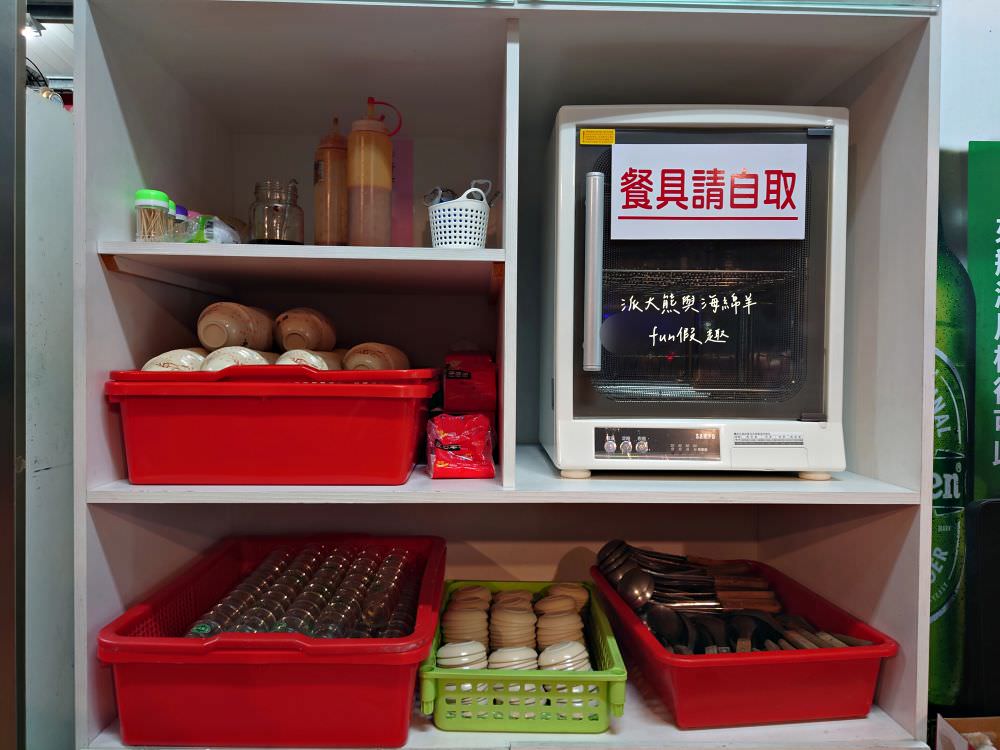 草屯長疆炭燒羊肉爐︱草屯冬令進補羊肉爐，宵夜與聚餐首選推薦，千元套餐內含多種食材高CP值，帶骨羊肉、甘蔗、老薑在炭火熬煮下，編織出濃郁醇厚又暖心的好湯頭～