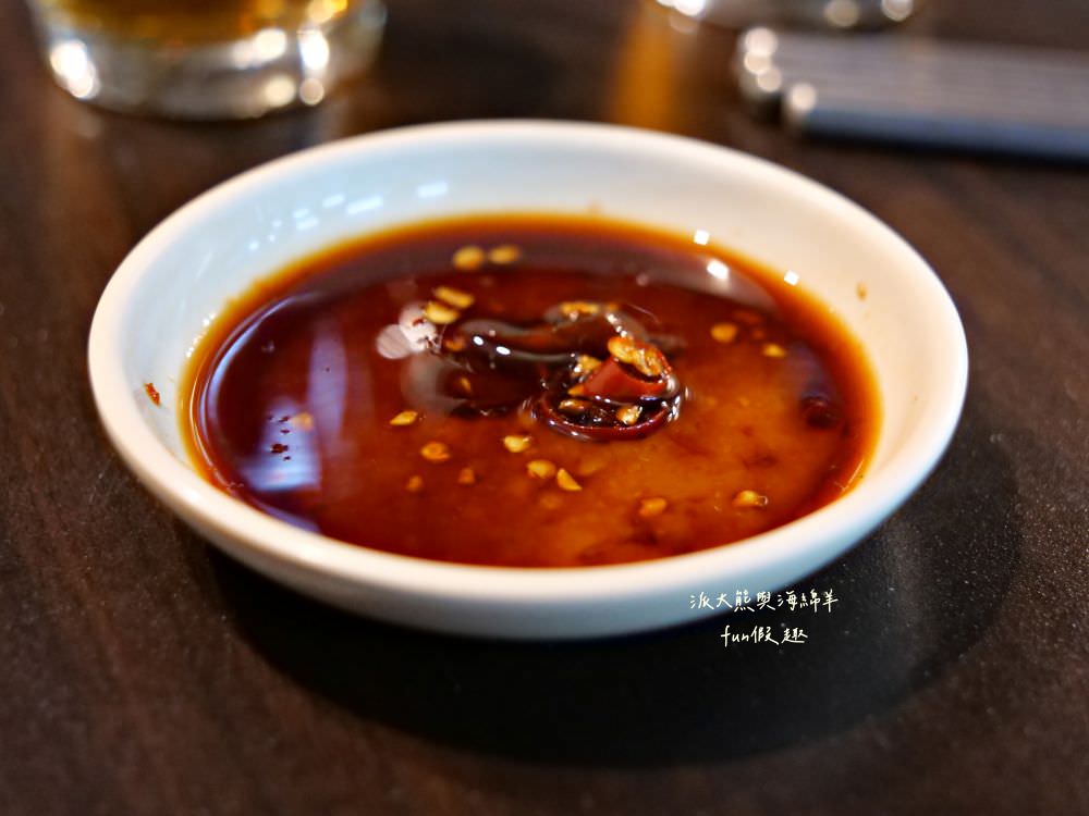 草屯長疆炭燒羊肉爐︱草屯冬令進補羊肉爐，宵夜與聚餐首選推薦，千元套餐內含多種食材高CP值，帶骨羊肉、甘蔗、老薑在炭火熬煮下，編織出濃郁醇厚又暖心的好湯頭～