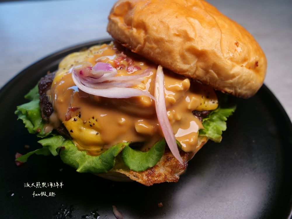 B1brekky︱草屯必吃貨櫃屋早午餐，注入創意元素的藍色雙層貨櫃，承載老闆精心擘劃各種異國風味美食，不定時更換菜單讓早午餐充滿驚喜又享受～呷島商行聯名