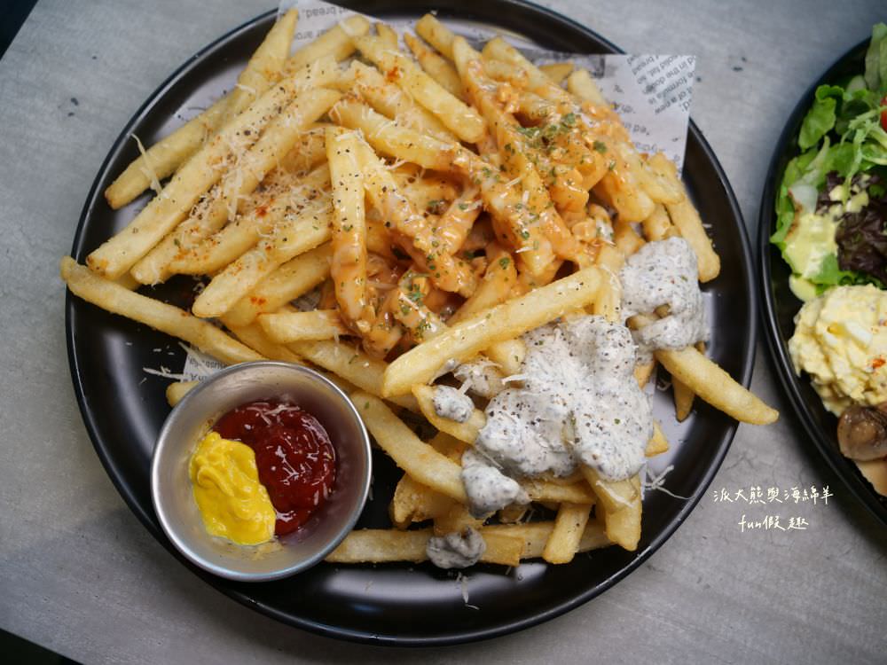 B1brekky︱草屯必吃貨櫃屋早午餐，注入創意元素的藍色雙層貨櫃，承載老闆精心擘劃各種異國風味美食，不定時更換菜單讓早午餐充滿驚喜又享受～呷島商行聯名
