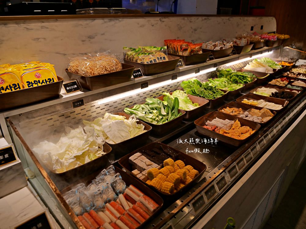 嗑肉石鍋永康東橋店｜奮力拔出碩大肉塊上的寶劍，號令圓桌吃貨們於此集結，消費即可享用多種食蔬水果、火鍋配料、飲料咖啡機、明果冰淇淋任你吃到飽，還有限量供應的日本頂級A5秋田和牛!!!