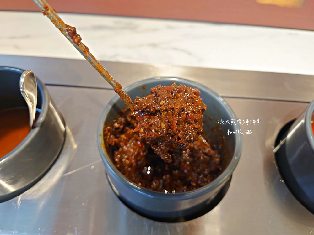 嗑肉石鍋永康東橋店｜奮力拔出碩大肉塊上的寶劍，號令圓桌吃貨們於此集結，消費即可享用多種食蔬水果、火鍋配料、飲料咖啡機、明果冰淇淋任你吃到飽，還有限量供應的日本頂級A5秋田和牛!!!