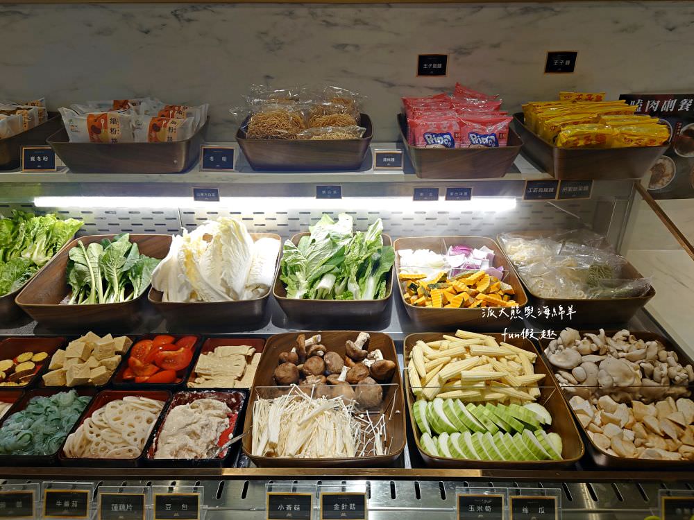 嗑肉石鍋永康東橋店｜奮力拔出碩大肉塊上的寶劍，號令圓桌吃貨們於此集結，消費即可享用多種食蔬水果、火鍋配料、飲料咖啡機、明果冰淇淋任你吃到飽，還有限量供應的日本頂級A5秋田和牛!!!