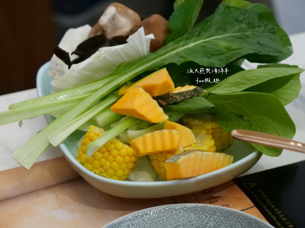 嗑肉石鍋永康東橋店｜奮力拔出碩大肉塊上的寶劍，號令圓桌吃貨們於此集結，消費即可享用多種食蔬水果、火鍋配料、飲料咖啡機、明果冰淇淋任你吃到飽，還有限量供應的日本頂級A5秋田和牛!!!