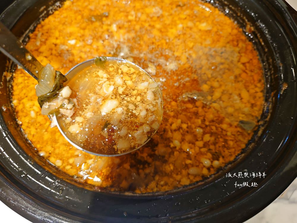 嗑肉石鍋永康東橋店｜奮力拔出碩大肉塊上的寶劍，號令圓桌吃貨們於此集結，消費即可享用多種食蔬水果、火鍋配料、飲料咖啡機、明果冰淇淋任你吃到飽，還有限量供應的日本頂級A5秋田和牛!!!