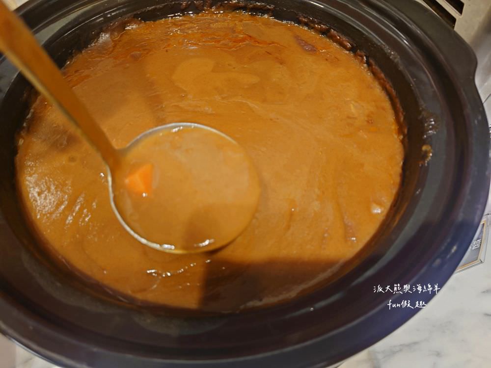 嗑肉石鍋永康東橋店｜奮力拔出碩大肉塊上的寶劍，號令圓桌吃貨們於此集結，消費即可享用多種食蔬水果、火鍋配料、飲料咖啡機、明果冰淇淋任你吃到飽，還有限量供應的日本頂級A5秋田和牛!!!