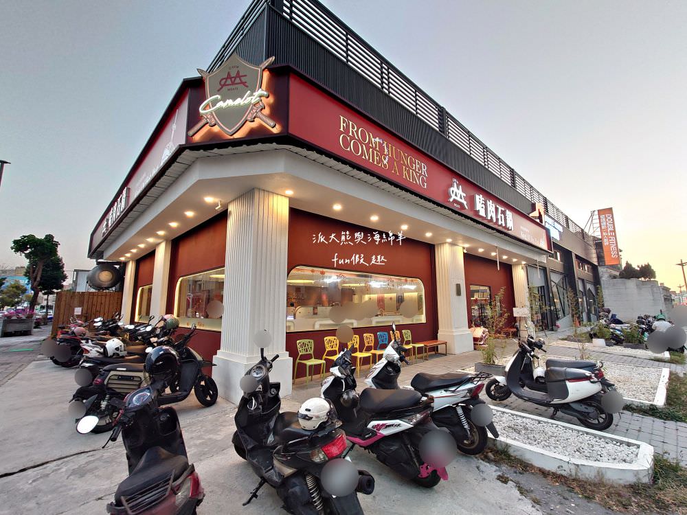 嗑肉石鍋永康東橋店｜奮力拔出碩大肉塊上的寶劍，號令圓桌吃貨們於此集結，消費即可享用多種食蔬水果、火鍋配料、飲料咖啡機、明果冰淇淋任你吃到飽，還有限量供應的日本頂級A5秋田和牛!!!