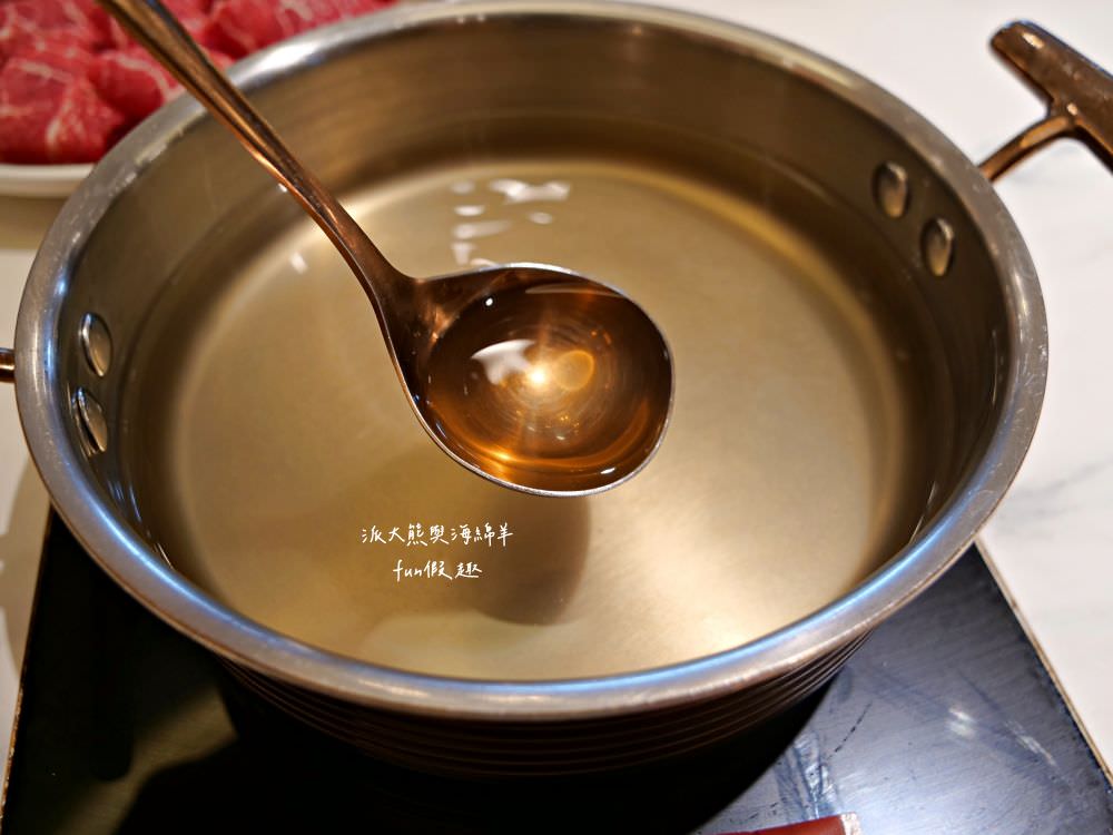 嗑肉石鍋永康東橋店｜奮力拔出碩大肉塊上的寶劍，號令圓桌吃貨們於此集結，消費即可享用多種食蔬水果、火鍋配料、飲料咖啡機、明果冰淇淋任你吃到飽，還有限量供應的日本頂級A5秋田和牛!!!