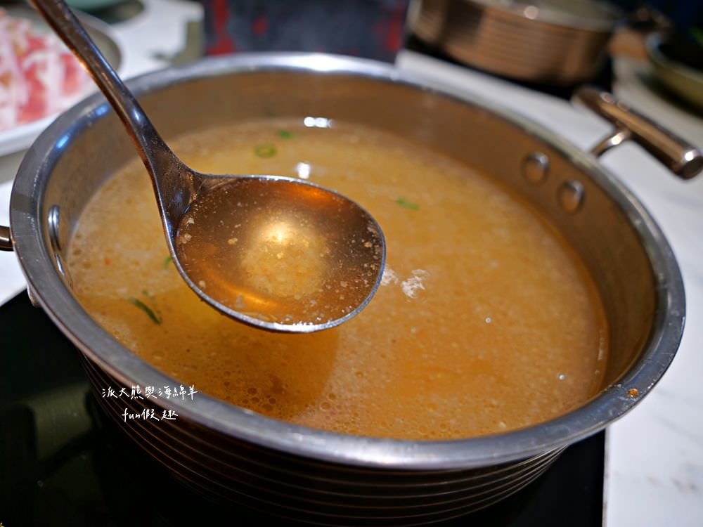 嗑肉石鍋永康東橋店｜奮力拔出碩大肉塊上的寶劍，號令圓桌吃貨們於此集結，消費即可享用多種食蔬水果、火鍋配料、飲料咖啡機、明果冰淇淋任你吃到飽，還有限量供應的日本頂級A5秋田和牛!!!
