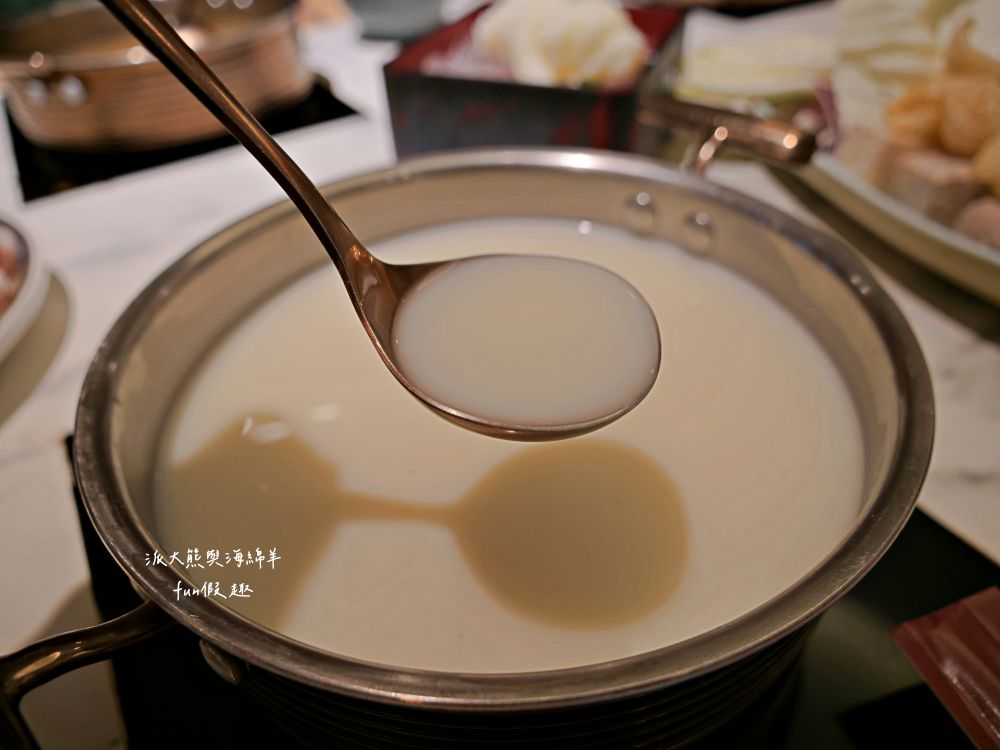 嗑肉石鍋永康東橋店｜奮力拔出碩大肉塊上的寶劍，號令圓桌吃貨們於此集結，消費即可享用多種食蔬水果、火鍋配料、飲料咖啡機、明果冰淇淋任你吃到飽，還有限量供應的日本頂級A5秋田和牛!!!