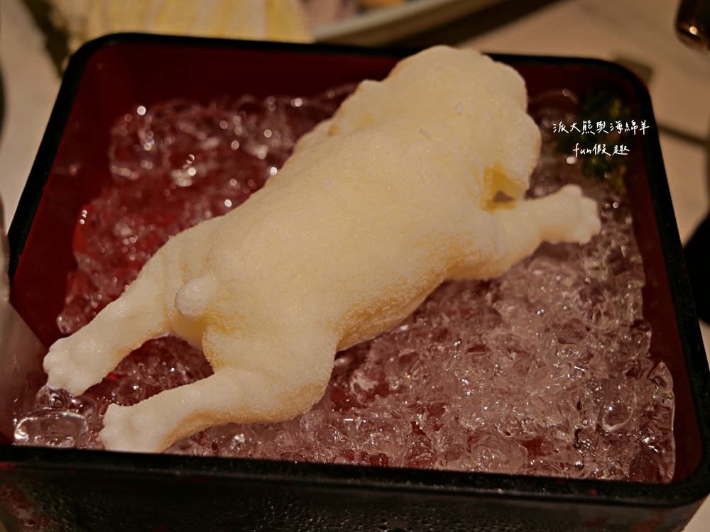 嗑肉石鍋永康東橋店｜奮力拔出碩大肉塊上的寶劍，號令圓桌吃貨們於此集結，消費即可享用多種食蔬水果、火鍋配料、飲料咖啡機、明果冰淇淋任你吃到飽，還有限量供應的日本頂級A5秋田和牛!!!