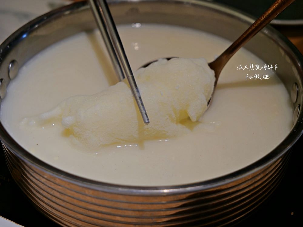 嗑肉石鍋永康東橋店｜奮力拔出碩大肉塊上的寶劍，號令圓桌吃貨們於此集結，消費即可享用多種食蔬水果、火鍋配料、飲料咖啡機、明果冰淇淋任你吃到飽，還有限量供應的日本頂級A5秋田和牛!!!