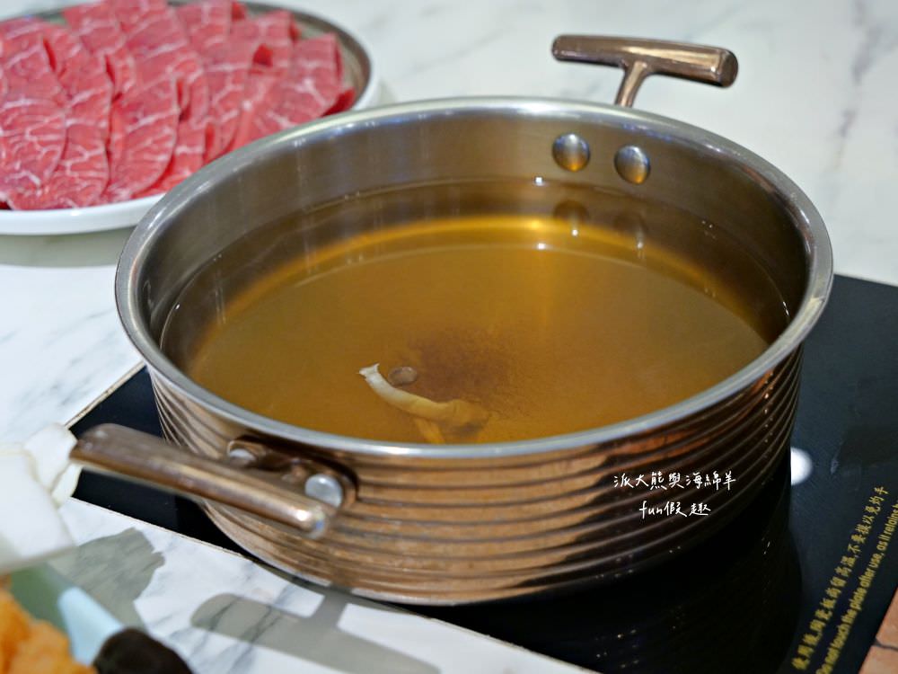 嗑肉石鍋永康東橋店｜奮力拔出碩大肉塊上的寶劍，號令圓桌吃貨們於此集結，消費即可享用多種食蔬水果、火鍋配料、飲料咖啡機、明果冰淇淋任你吃到飽，還有限量供應的日本頂級A5秋田和牛!!!