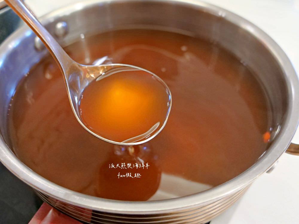 嗑肉石鍋永康東橋店｜奮力拔出碩大肉塊上的寶劍，號令圓桌吃貨們於此集結，消費即可享用多種食蔬水果、火鍋配料、飲料咖啡機、明果冰淇淋任你吃到飽，還有限量供應的日本頂級A5秋田和牛!!!