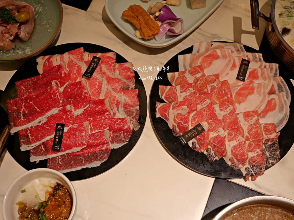 嗑肉石鍋永康東橋店｜奮力拔出碩大肉塊上的寶劍，號令圓桌吃貨們於此集結，消費即可享用多種食蔬水果、火鍋配料、飲料咖啡機、明果冰淇淋任你吃到飽，還有限量供應的日本頂級A5秋田和牛!!!