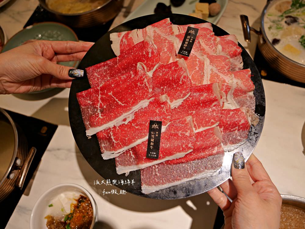 嗑肉石鍋永康東橋店｜奮力拔出碩大肉塊上的寶劍，號令圓桌吃貨們於此集結，消費即可享用多種食蔬水果、火鍋配料、飲料咖啡機、明果冰淇淋任你吃到飽，還有限量供應的日本頂級A5秋田和牛!!!