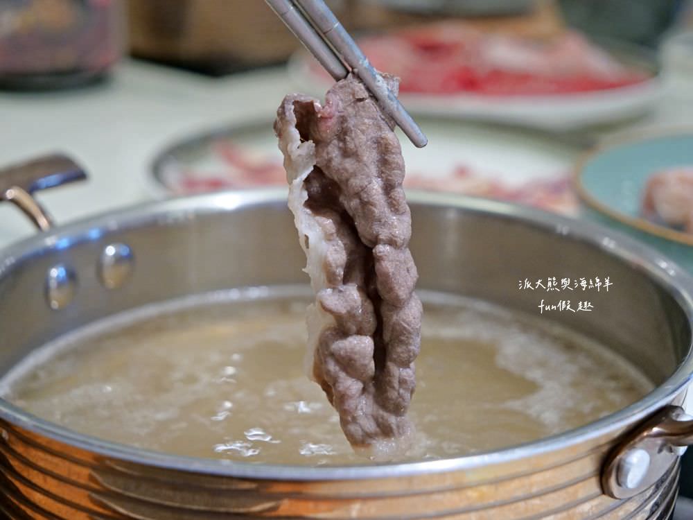 嗑肉石鍋永康東橋店｜奮力拔出碩大肉塊上的寶劍，號令圓桌吃貨們於此集結，消費即可享用多種食蔬水果、火鍋配料、飲料咖啡機、明果冰淇淋任你吃到飽，還有限量供應的日本頂級A5秋田和牛!!!