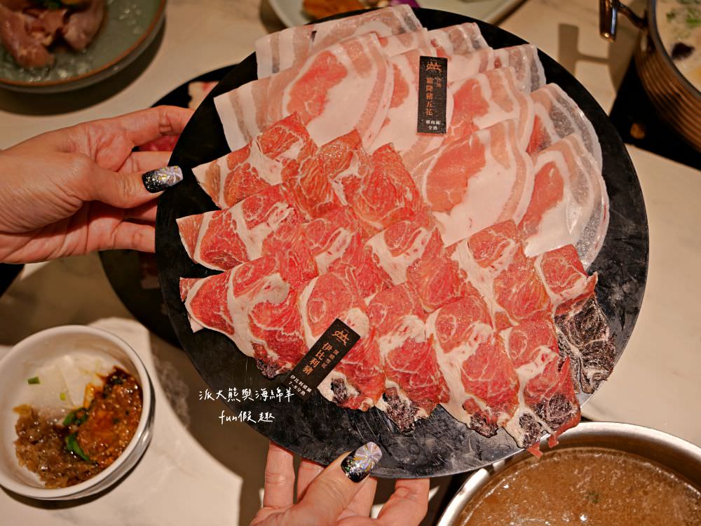 嗑肉石鍋永康東橋店｜奮力拔出碩大肉塊上的寶劍，號令圓桌吃貨們於此集結，消費即可享用多種食蔬水果、火鍋配料、飲料咖啡機、明果冰淇淋任你吃到飽，還有限量供應的日本頂級A5秋田和牛!!!