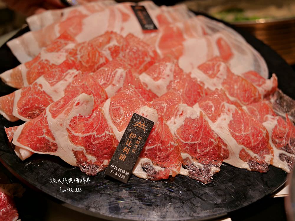 嗑肉石鍋永康東橋店｜奮力拔出碩大肉塊上的寶劍，號令圓桌吃貨們於此集結，消費即可享用多種食蔬水果、火鍋配料、飲料咖啡機、明果冰淇淋任你吃到飽，還有限量供應的日本頂級A5秋田和牛!!!
