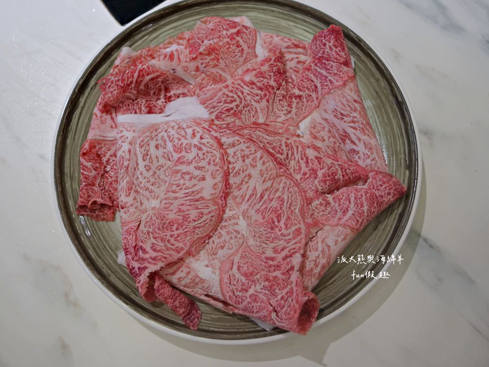 嗑肉石鍋永康東橋店｜奮力拔出碩大肉塊上的寶劍，號令圓桌吃貨們於此集結，消費即可享用多種食蔬水果、火鍋配料、飲料咖啡機、明果冰淇淋任你吃到飽，還有限量供應的日本頂級A5秋田和牛!!!