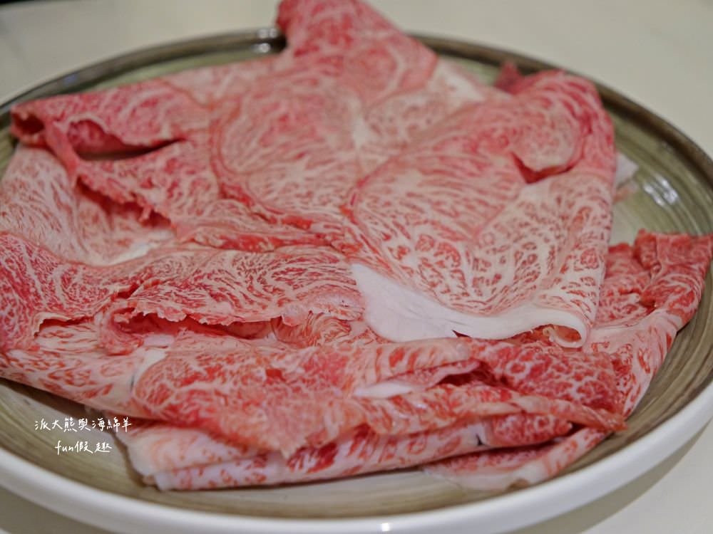 嗑肉石鍋永康東橋店｜奮力拔出碩大肉塊上的寶劍，號令圓桌吃貨們於此集結，消費即可享用多種食蔬水果、火鍋配料、飲料咖啡機、明果冰淇淋任你吃到飽，還有限量供應的日本頂級A5秋田和牛!!!